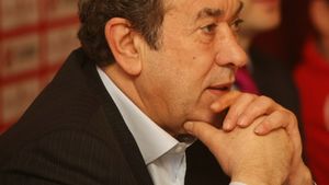 "Condescu folosește diverse metode să se sustragă de la plată!"