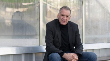 A pierdut o avere de 12.000.000 de euro și acum locuiește într-o casă socială, primită de la stat