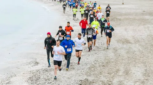 Record de participanți la „Maratonul Nisipului”, o cursă inedită pe nisip, la malul Mării Negre