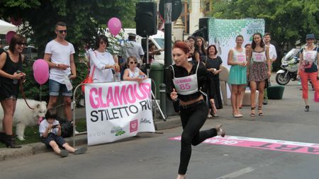 Se poate alerga și pe tocuri! 31 de "îndrăznețe" au făcut-o în stil Glamour, pe Kiseleff, într-o cursă-fulger de 50 de metri