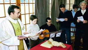 Provocarea zilei: cine este puștiul de lângă preot? :) Indiciu: a luat 5 titluri în Spania până la 27 de ani