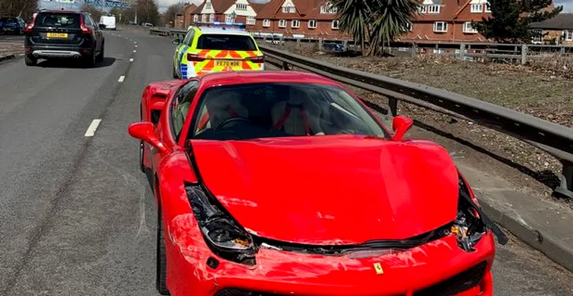 Proprietarul unui Ferrari a făcut accident în ziua care şi-a cumpărat maşina. A făcut praf bolidul după 3 kilometri