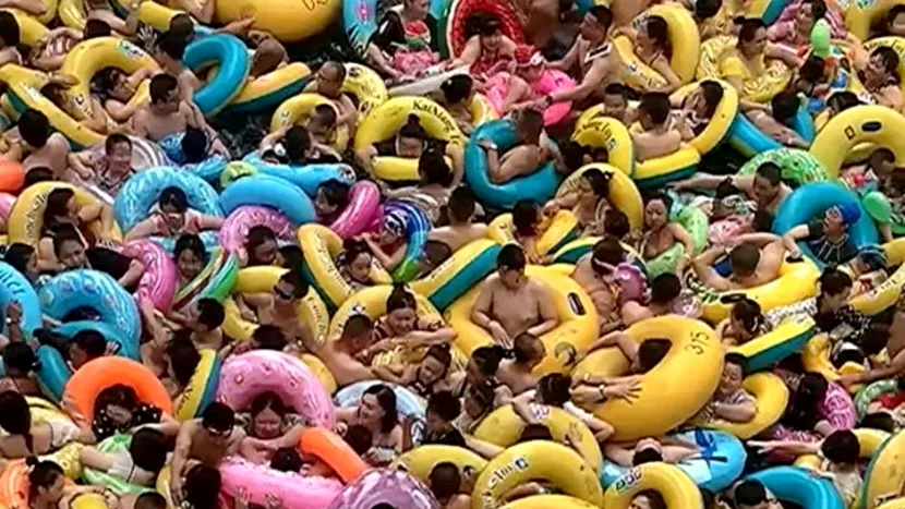 Relaxare? Un video arată o piscină din China plină de sute de persoane