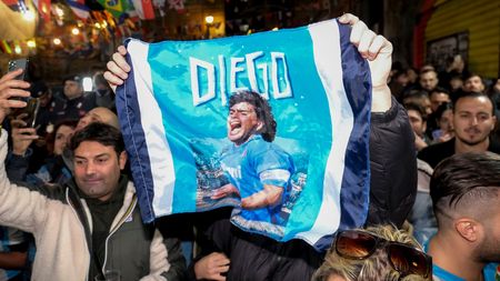 Maradona n-a murit, Maradona trăieşte! Imagini excepționale de la Napoli: mii de oameni au sărbătorit în stradă titlul Argentinei! Cerul s-a luminat de la artificii | VIDEO