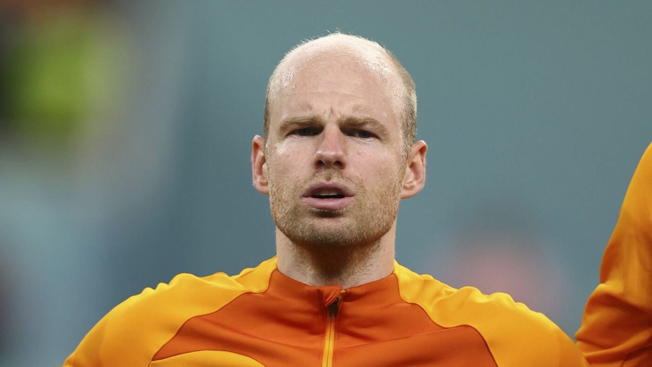 Fotbalistul lui Ajax Amsterdam a primit cartonașul roșu, dar a fost lăsat să joace în continuare, după ce a discutat cu adversarii și aceștia și-au dat acordul