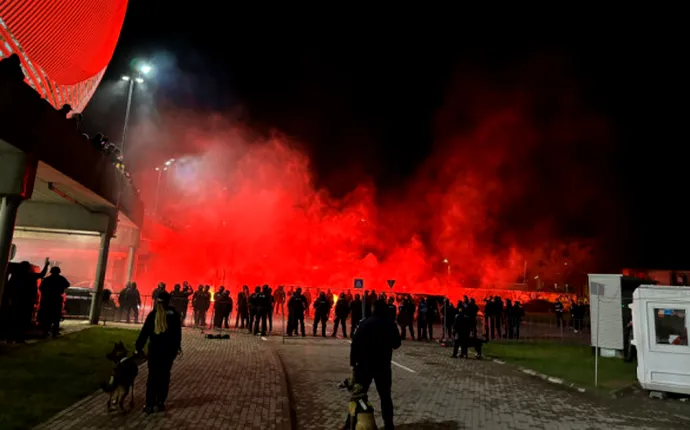 Fanii FC U Craiova au dat foc la torțe și au vrut să meargă peste jucători la autocar! Scene incendiare, după ce echipa lui Adrian Mititelu a retrogradat