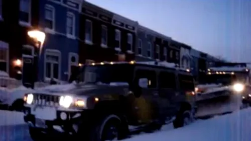 VIDEO La ce e bun un Hummer:** tractează utilajele de deszăpezire!