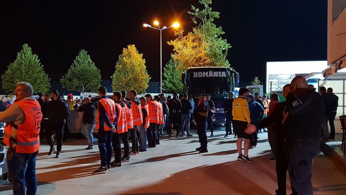 EXCLUSIV | Eroii fără fani! Decizie controversată luată de FRF, la finalul victoriei istorice cu Bosnia. FOTO | Ce au pățit suporterii "de rând" de la Ovidiu