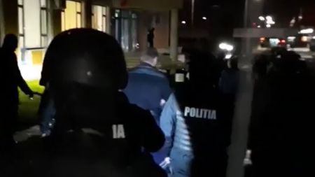 Criminalul din K1, Ștefan Achim, care a ucis un tânăr din Bacău după ce a descărcat 4 gloanțe în el, extrădat în România într-o operațiune ultra-secretă! L-au legat în lanțuri și l-au adus cu mașina, pentru că firma aviatică nu a avut curaj să își asume transportul