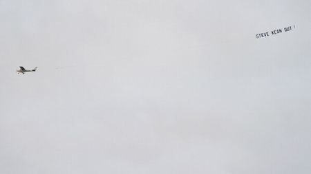 Sky's the limit!** Un fan al lui Blackburn a protestat pe calea aerului pentru că nu a fost lăsat să o facă pe stadion: "Următorul pas e Luna"