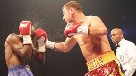 45 de pumni și o torpilă!** Campionul nostru a avut nevoie de 708 secunde și 46 de lovituri pentru a-l spulbera pe Mendy