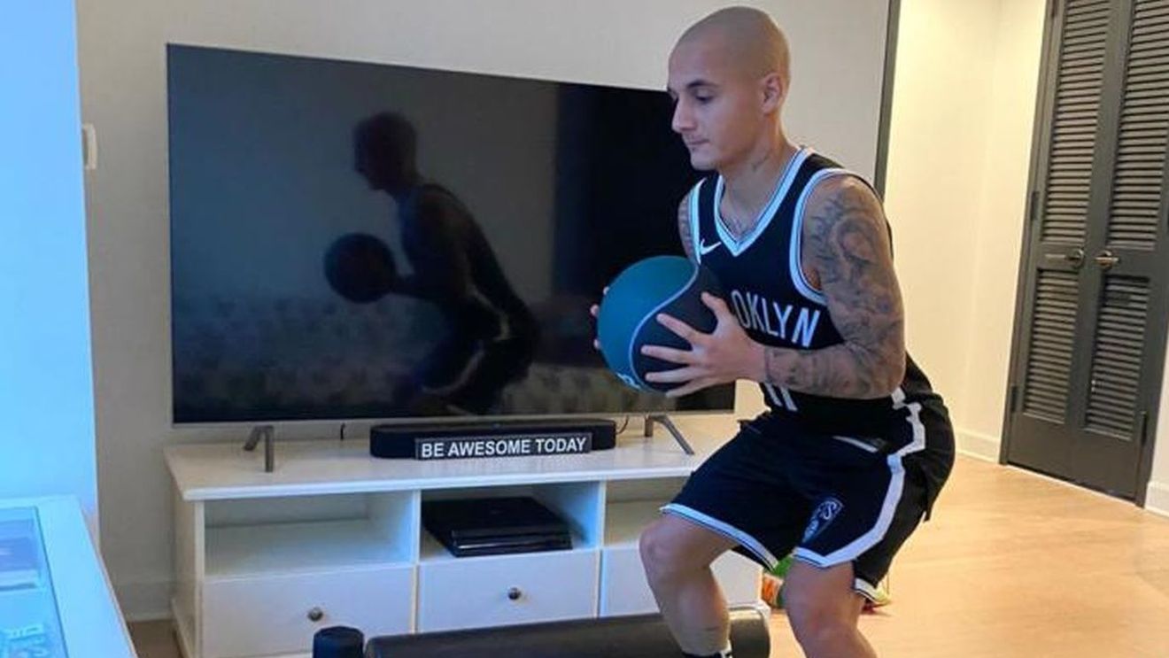 O zi cu Alex Mitriță în New York! Mâncarea preferată, antrenamentele online, echipa sa la FIFA, cine e „regele” casei și ce colecționează | FOTO