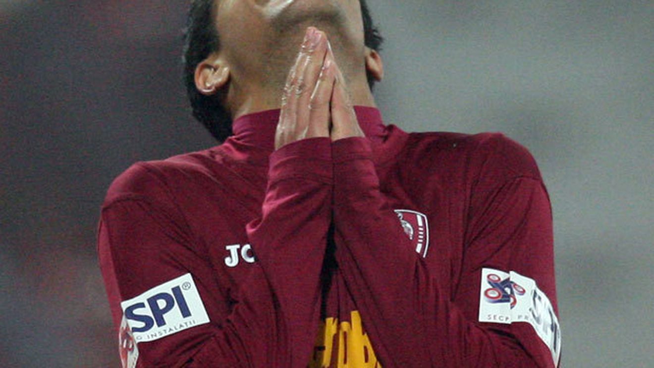 Bastos, înlocuit după ce abia a atins mingea în 31 de minute!** Costa l-a scos după o fază în care fanii i-au sărit în cap