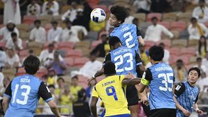 Un japonez de 1,95 metri, noua belea de pe capul lui Radu Drăgușin. Tottenham îl transferă pe starul asiatic