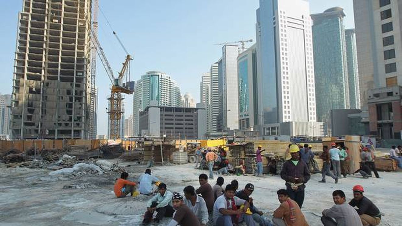 Muncitorii nepalezi din Qatar nu sunt lăsați să participe la funeraliile celor dragi. Angajatorii le-au luat pașapoartele și sunt imuni la tragedia acestora: "De când a fost cutremurul, nu am mai vorbit cu soția și cu copiii"