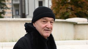 Gigi Becali, surprins la racla Sfintei Cuvioase Parascheva! Ce a declarat la doar câteva ore după umilința istorică a lui FCSB, cu Silkeborg | FOTO