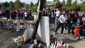 Un bărbat a scos la vânzare bucăți din copacul în care și-a găsit sfârșitul Paul Walker