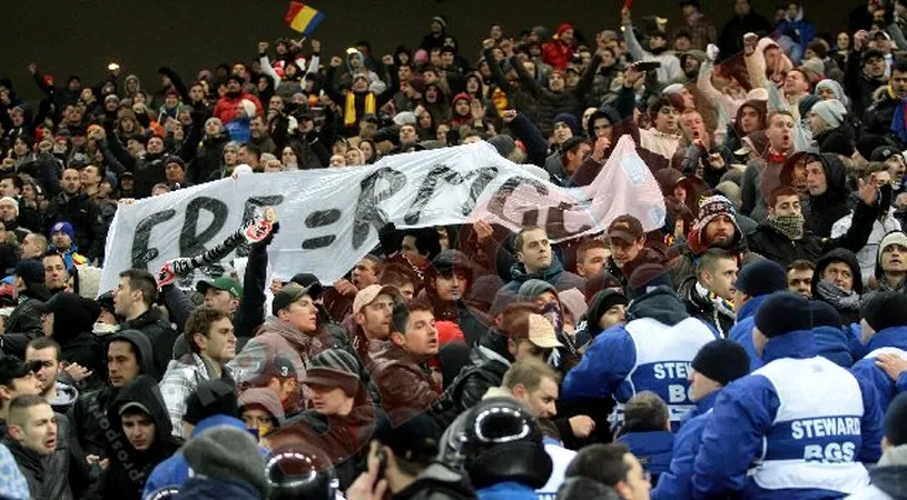 HAOS în tribune la România - Uruguay!** Fanii s-au bătut cu forțele de ordine și au fost evacuați! Bannerul care a pornit RĂ‚ZBOIUL