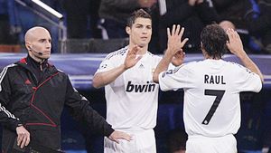 Banul bate simbolul! Tricoul legendarului Raul, cedat lui Ronaldo!