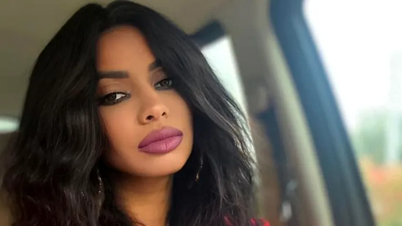 FOTO / Laurette, cu bustul la înaintare. I-a dat gata pe internauți!