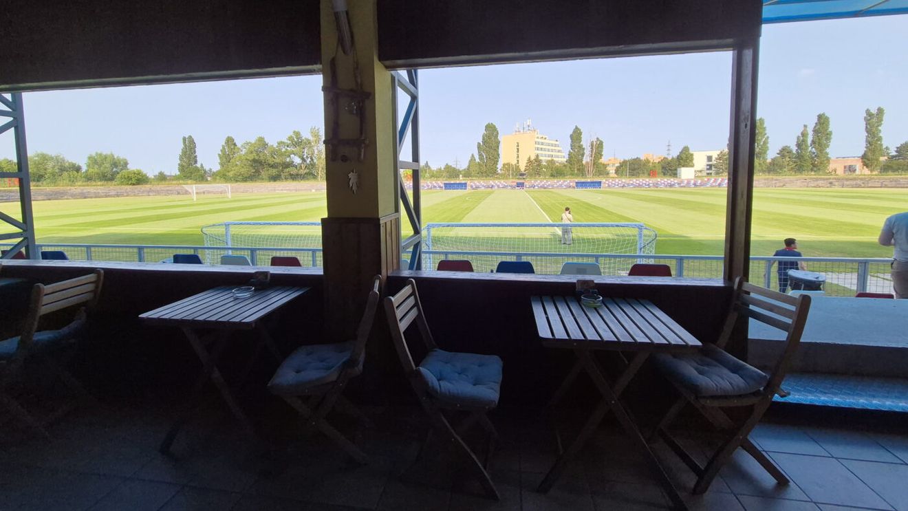 Imagini spectaculoase cu stadionul unde se antrenează România U21: e unic în Europa pentru că intrarea se face și dintr-un bar!