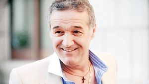 Gigi, show în vestiarul Stelei!** I-a strâns pe jucători în jurul său și s-a apucat de treabă: "Levi, Tănase, Iliev, tată...!" :)