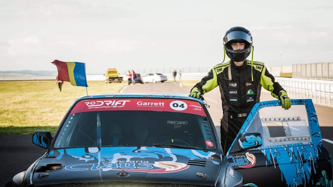 Antrenamente în simulator. Cum a ajuns un puști de 18 ani să domine Campionatul Național de Drift