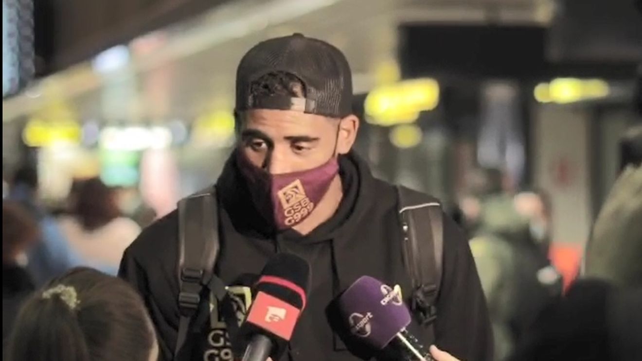 Benny Adegbuyi, așteptat cu tort și șampanie la aeroport, după ce l-a învins pe Badr Hari | VIDEO