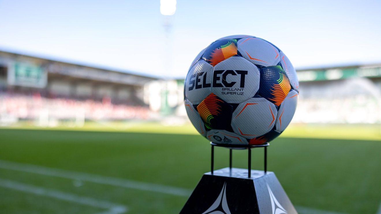 Ca după bombardament! Gazonul stadionului de 100.000.000 de euro a ajuns să arate așa după invazia fanilor