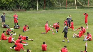 FOTO | UTA și-a reluat antrenamentele colective. Laszlo Balint descrie senzația pe care n-a mai trăit-o în ultimele trei luni: ”A fost incredibil. Am avut în noi și acea bucurie specifică copiilor, când bat mingea pe maidan”