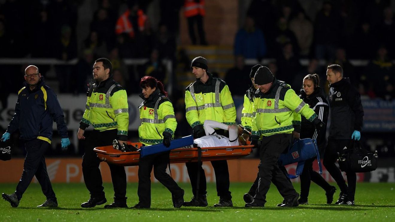 FOTO | Accidentare HORROR în Anglia! A ieșit pe targă, cu mască de oxigen, în aplauzele întregului stadion