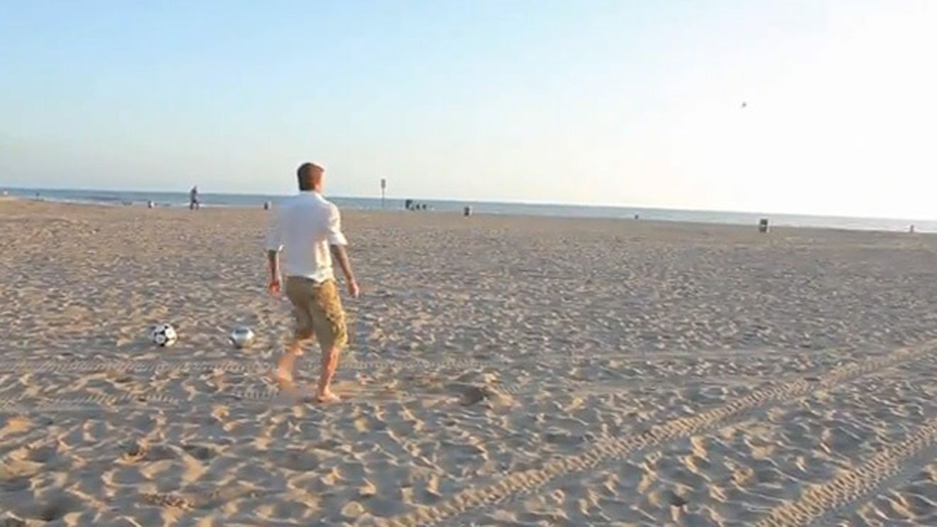 VIDEO A fost sau n-a fost?** David Beckham îl imită pe Ronaldinho și trimite mingea într-un coș de gunoi