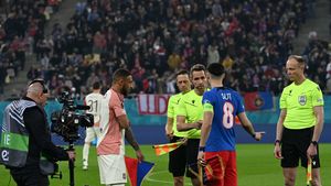 Decizia controversată a arbitrului neamț, care a validat golul lui Lyon cu FCSB, deși pe teren erau două mingi, este corectă! Ce scrie în regulament