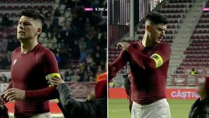 Cristi Săpunaru a reacționat nervos când un copil a vrut să îi ia banderola! Cum l-a făcut apoi puștiul pe căpitanul Rapidului să râdă| VIDEO