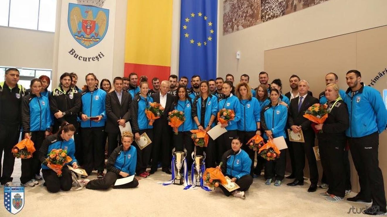 Cristina Vărzaru: "Îmi doresc să câștig Liga Campionilor cu CSM București". Echipele clubului bucureștean, în vizită cu trofeele la primarul Sorin Oprescu