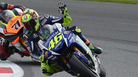 Valentino Rossi a câștigat la Silverstone. Marquez a căzut și Lorenzo a terminat pe 4. "Il Dottore" e din nou lider la general
