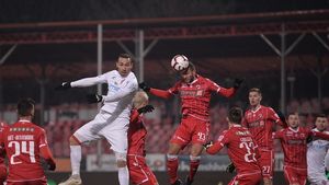 VIDEO | Un jucător al lui Rednic, distrus în direct la TV: "Luați-i, bă, carnetul! Săracu', nu l-a educat nimeni. E dramă mare la Dinamo!"

