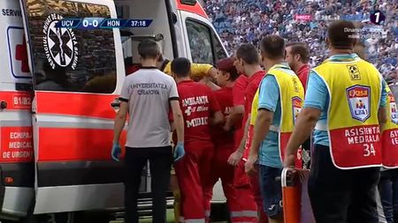 Momente cumplite în Craiova - Honved! Portarul maghiarilor a leșinat pe gazon și a fost scos cu ambulanța de pe teren. FOTO | Ce s-a întâmplat