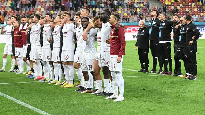Imagini revoltătoare și greu de reprodus: ce au putut să scandeze jucătorii de la Rapid alături de galerie, după victoria cu FCSB! | VIDEO
