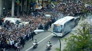 ULUITOR** Zeci de mii de fanii i-au așteptat pe Ronaldo&co în afara arenei, înainte de meci