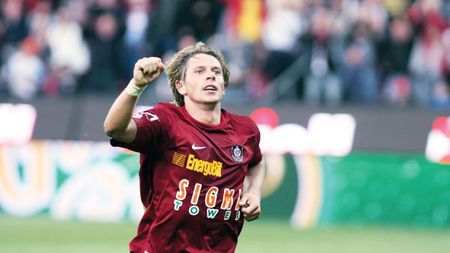 Deac e sigur: "Joc în alb-vișiniu"