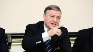 Mircea Sandu către fotbaliști: "Acceptați reducerea salariilor ca să nu muriți de foame!"