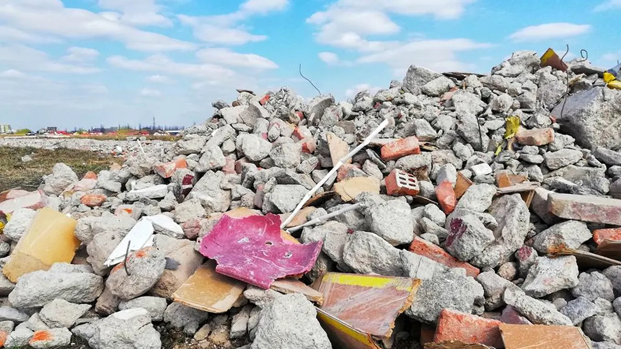 România anului 2019. Molozul de la stadionul Giulești a fost aruncat ilegal lângă Lacul Morii: 