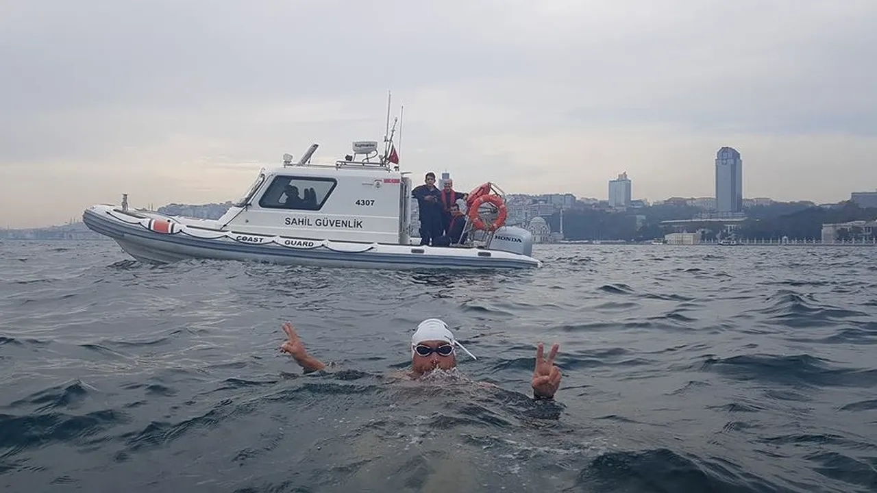 Bibliotecarul Avram Iancu a reușit un nou record: a străbătut înot Marea Neagră, de la Sulina la Istanbul. 