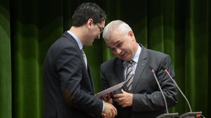 Burleanu spune că Iordănescu va semna pe același salariu: "Ne-am înțeles, dar nu am discutat nicio mărire". Dragomir i-ar da selecționerului de 5 ori mai mult, dar cu o condiție