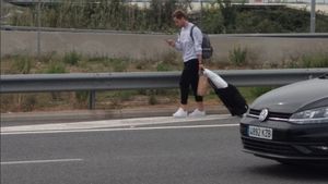 A improvizat :) Un fotbalist al Barcelonei, surprins în timp ce mergea pe autostradă. Explicația pentru alegerea făcută