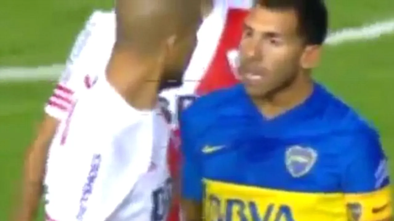 Pasiune dusă la extrem! VIDEO | Incidentele de la clasicul Boca - River, cu Carlos Tevez în prim plan. Fostul jucător al lui Juventus a fost lovit cu capul în față