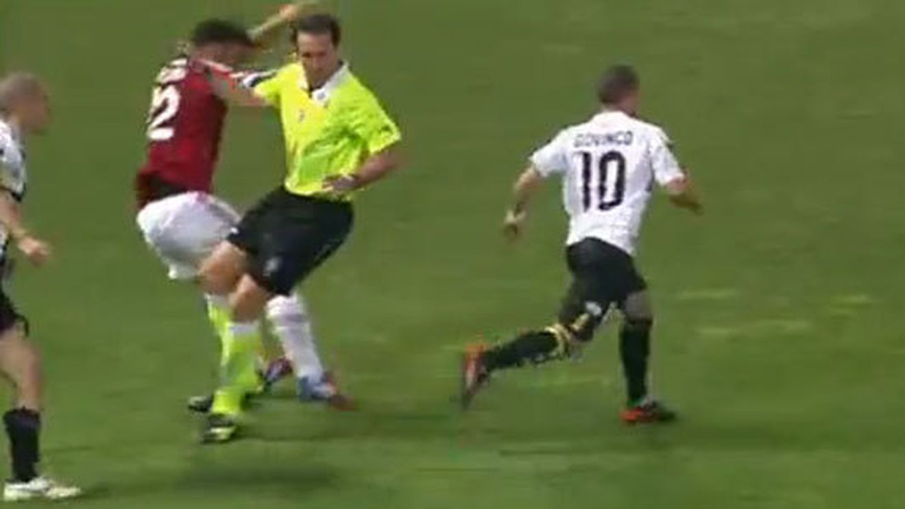 VIDEO** De ce nu stau arbitrii în centrul fazei! :) Centralul de la Parma - Milan, tăvălit de Toni Nocerino după o "floricică" a lui Giovinco