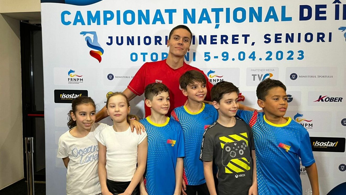 David Popovici, asaltat de copii la Campionatele Naționale de Natație de la Otopeni! Cum își motivează colegii de la ștafetă: „E un lider!” | FOTO & VIDEO