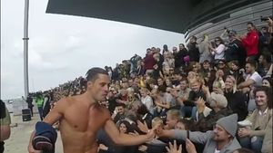 EXCLUSIV | "Totul e matematic! Înainte de săritură, am auzit cum cânta cineva, dar nu am dat atenție". Românul Constantin Popovici a impresionat sărind de pe acoperișul Operei din Copenhaga! Direct din show-urile cu casa închisă, din nou în concursuri de elită 